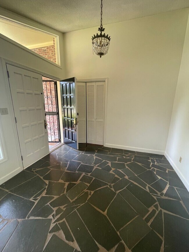 Building Photo - 3 bedroom 2 bath  Mid- Century style home! This home has a wonderful outdoor area great for Enter...