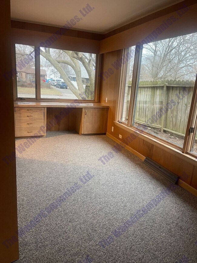 Building Photo - 3 Bed/2 Bath Home Available for Sublease beginning March 1st!