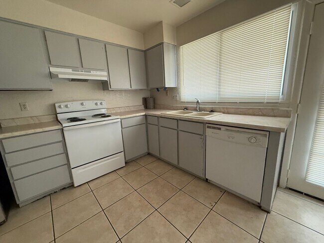 Foto del edificio - 3 Bed 2 Ba Condo