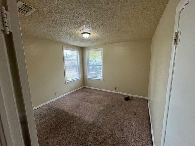 Building Photo - 435 Larry Dr