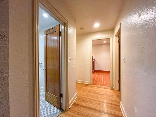 Foto del edificio - Charming 1bd/1bth U-District Condo, $1,550...