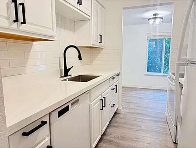 Building Photo - Updated Bellevue Condo with Rare 2 Reserve...