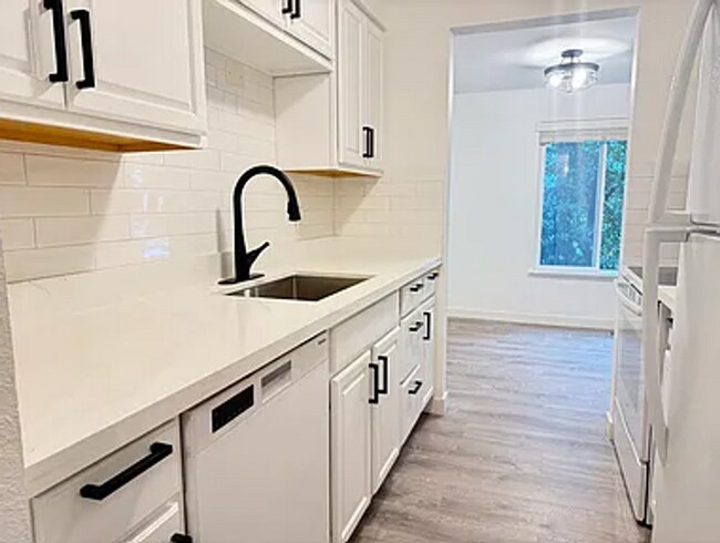 Foto del edificio - Updated Bellevue Condo with Rare 2 Reserve...