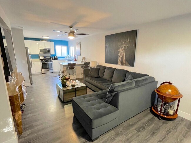 Foto del edificio - Newly Remodeled Home with HUGE Fenced Yard