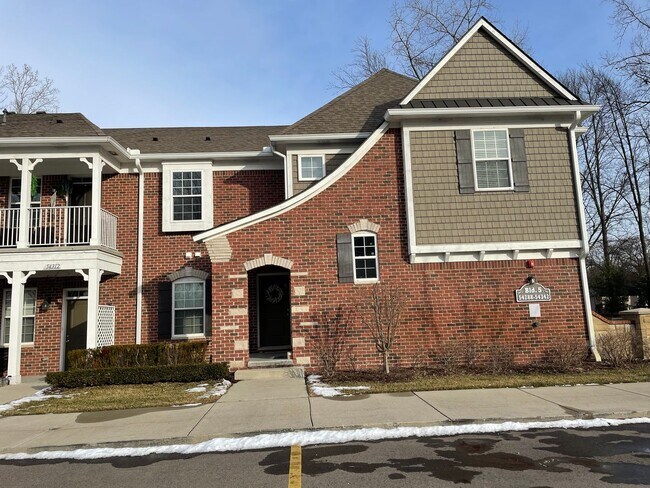 Foto del edificio - Shelby Township, 2-Bedroom, 2- Baths, Private Balcony with att. Garage