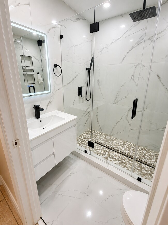Baño - 13700 N Miami Ave