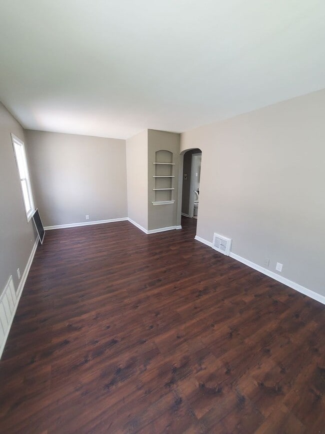 Building Photo - 3 bedroom single family!