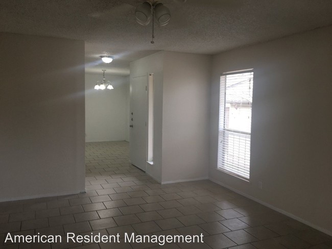 Building Photo - 2 br, 1.5 bath House - 1415 Loma Alto #2