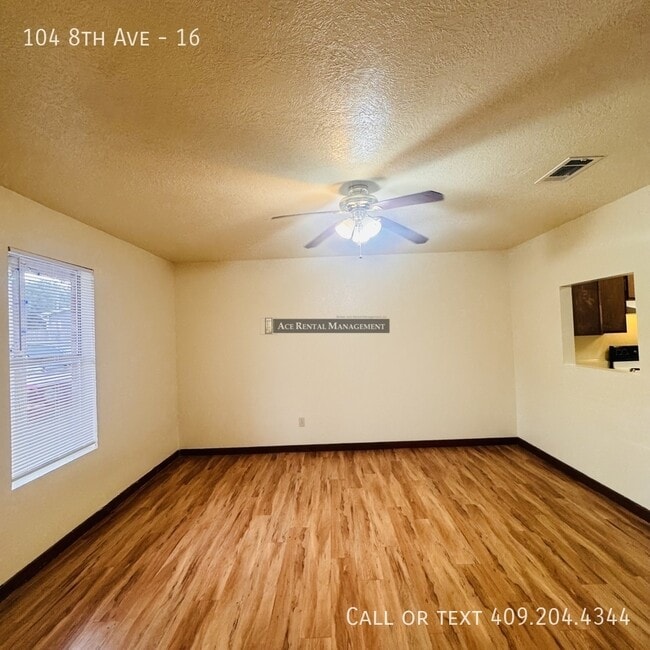 Foto del edificio - 104 8th Ave