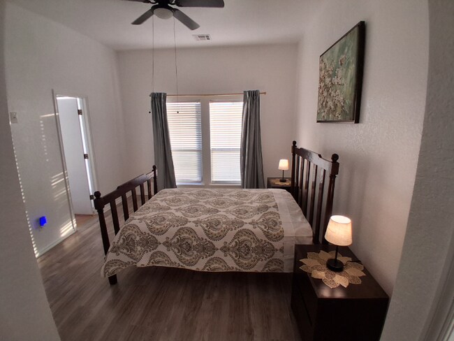 Foto del edificio - 2 Cloverdale and Wheatland