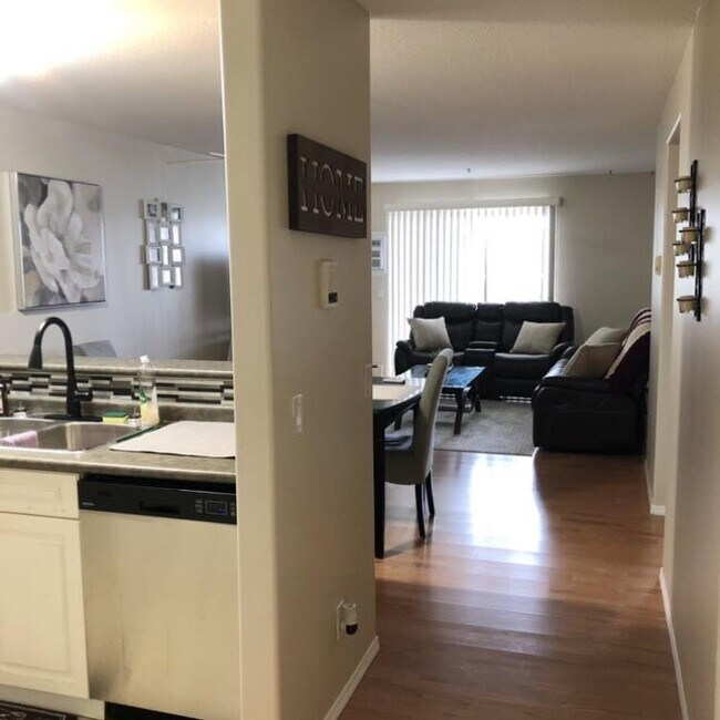 Photo du bâtiment - 215 Lowe Rd