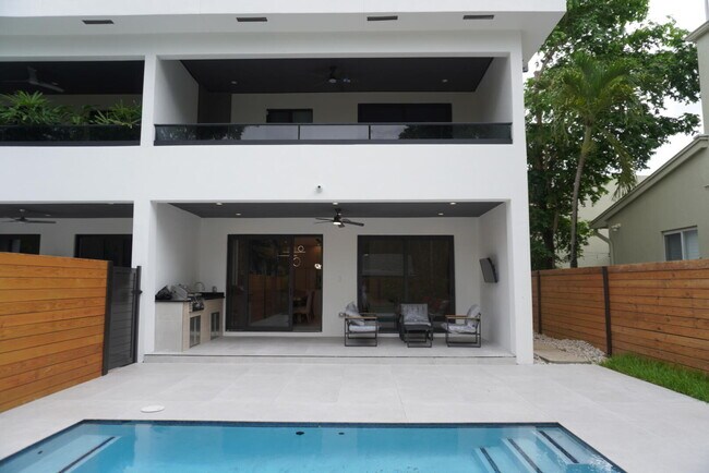 Foto del edificio - 828 SW 16th St