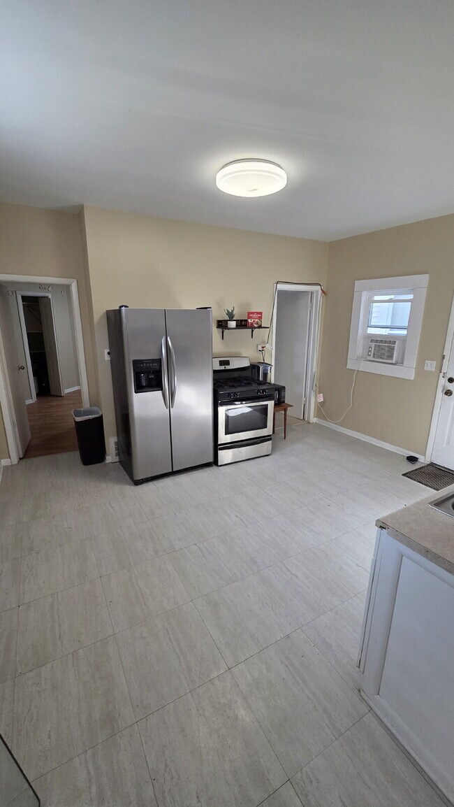 Building Photo - "2-Bed Duplex (Unit #4) AVAIL NOW "