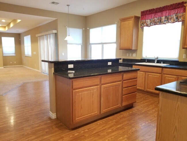 Foto del edificio - BEAUTIFUL 6 BED/3 BATH HOME NEAR LONE MOUN...