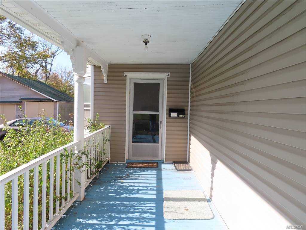 26 Rollstone Ave, West Sayville, NY 11796 Room for Rent in West