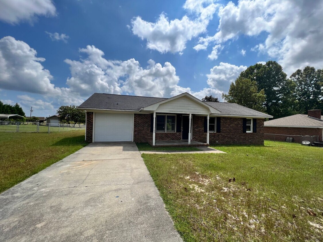 Primary Photo - Cozy Home, Great Location!