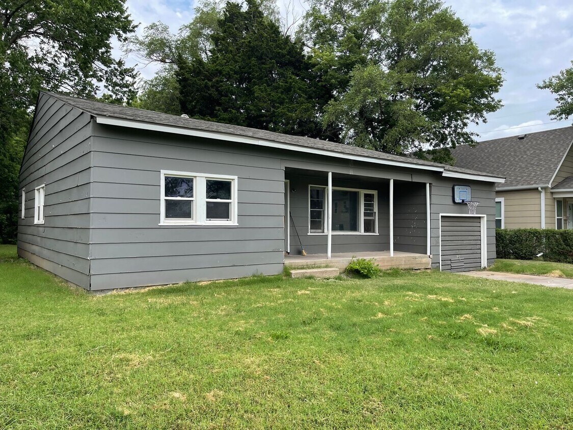 Primary Photo - $1095 - 4 bed 1 bath - Single Family Home