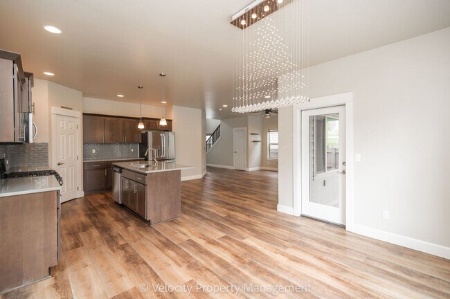Building Photo - Beautiful NE Bend Home with Community Pool...