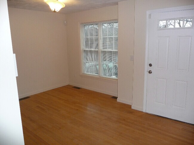 Foto del edificio - 104 Pond St