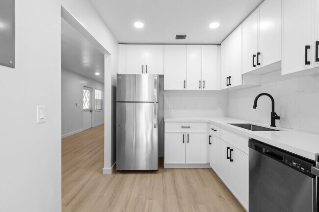 Foto del edificio - 800 Tropic Blvd