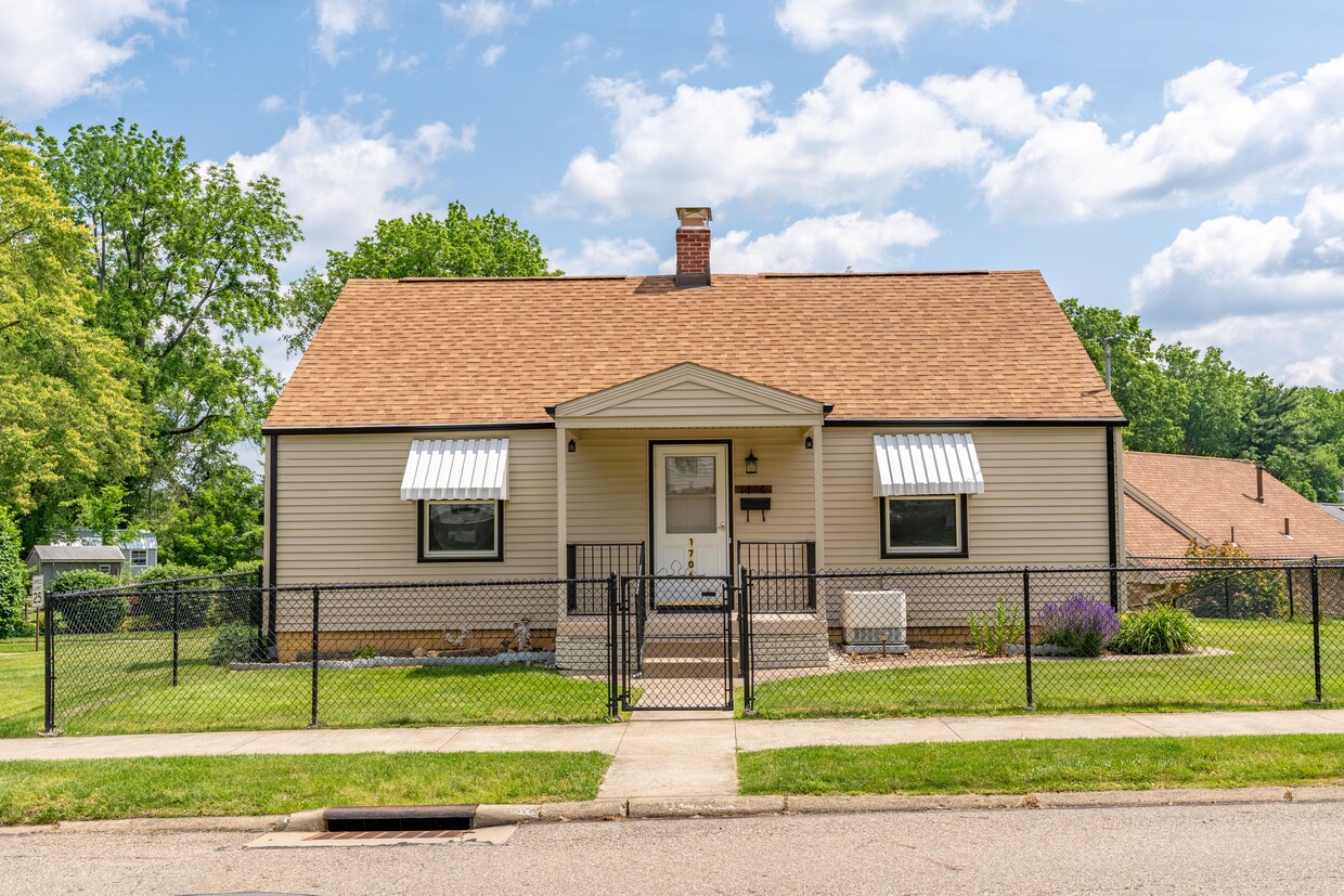 Primary Photo - 1706 Jefferson Rd NE