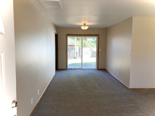 Foto del edificio - 612 W Matthews St