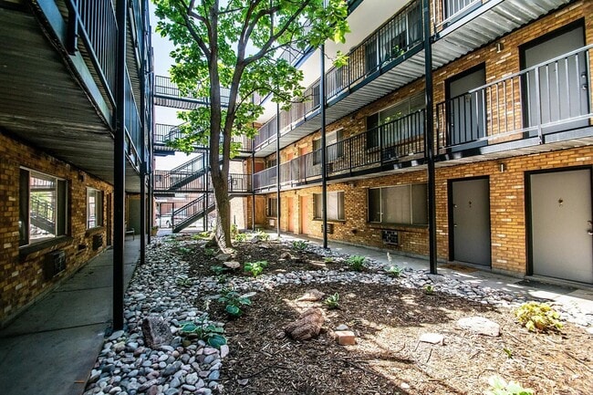 Building Photo - 809 N Dexter St