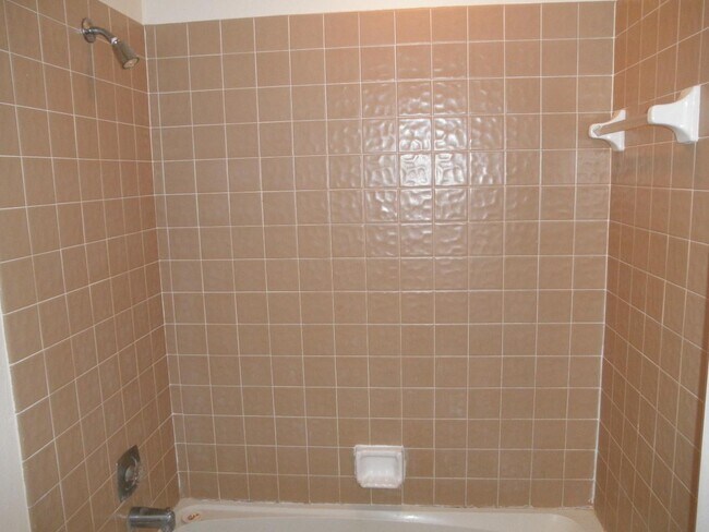 Building Photo - 5090 Elmhurst Rd