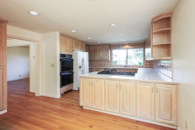 Foto del edificio - Amazing 4 Bedrooms 2 full bathrooms and 2 ...