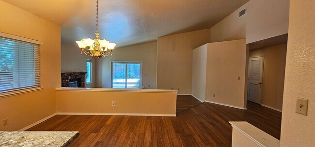 Foto del edificio - 3083 Funston Dr