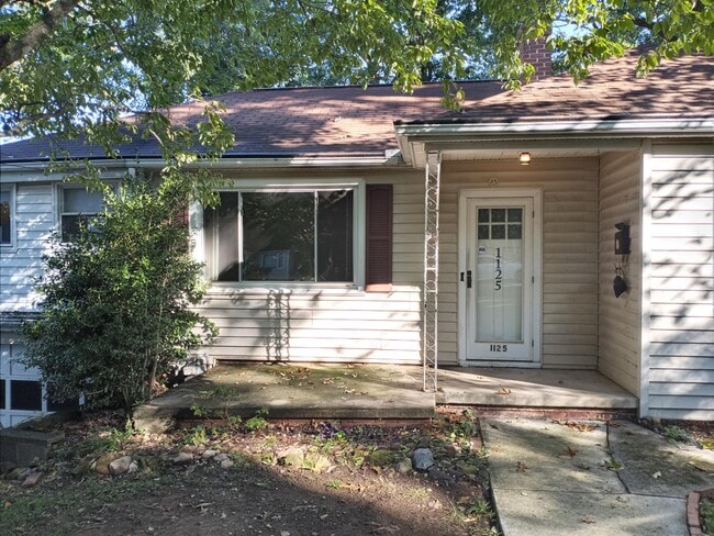 Building Photo - 1125 Crestwood Dr SW