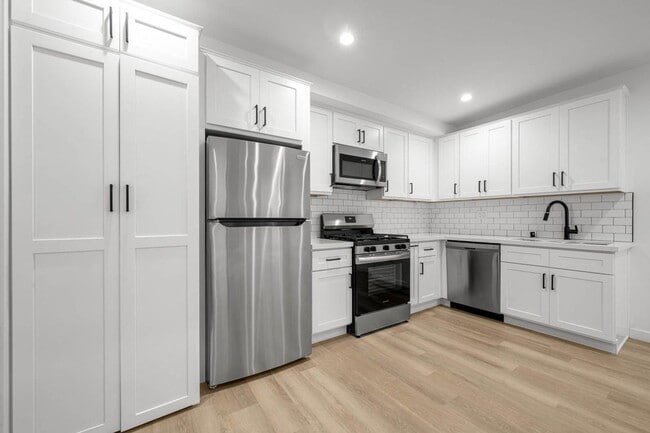 Building Photo - 3335 Stocker St W