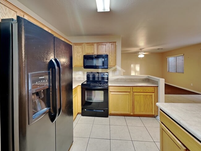 Foto del edificio - 2451 S 160th Dr