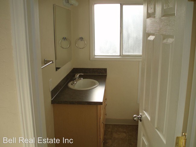 Building Photo - 1 br, 1 bath Apartment - 335 C St 335 C St #5
