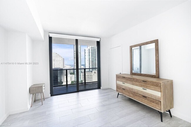Building Photo - 2 br, 2 bath Condo - 45 SW 9th St Apt 2203