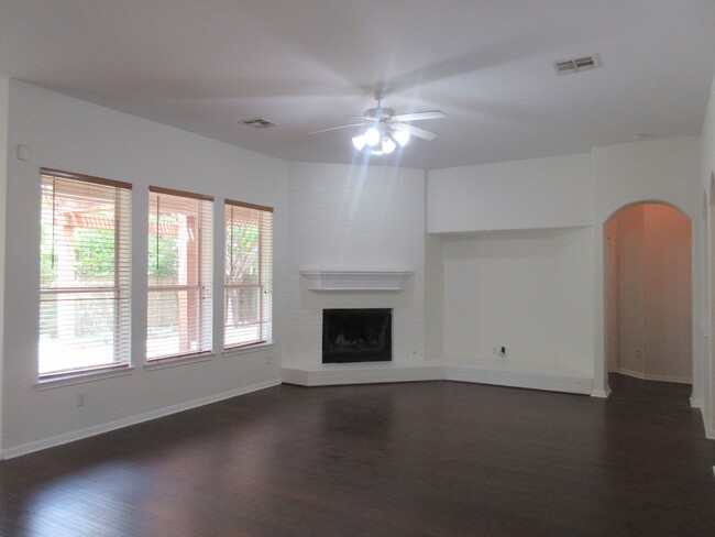Foto del edificio - Large 4-bedroom with Office in the Estates...