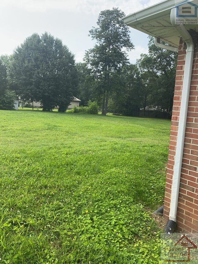 Building Photo - 207 Bermuda Dr