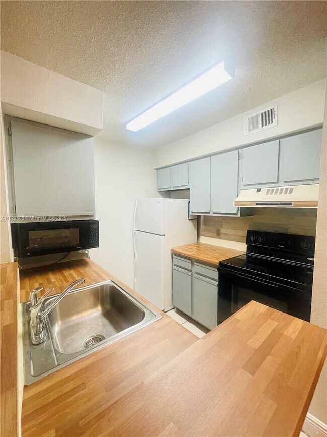Building Photo - 2736 S University Dr