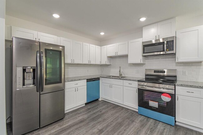 Foto del edificio - 7802 Crestview Dr