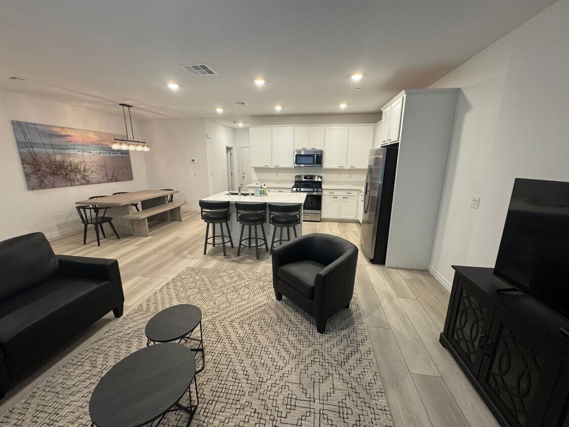Foto principal - Modern Furnished Townhome with Style, Spac...