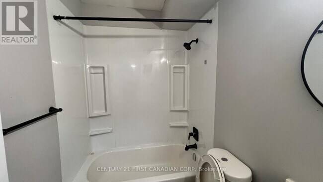 Photo du bâtiment - 871 Adelaide St N