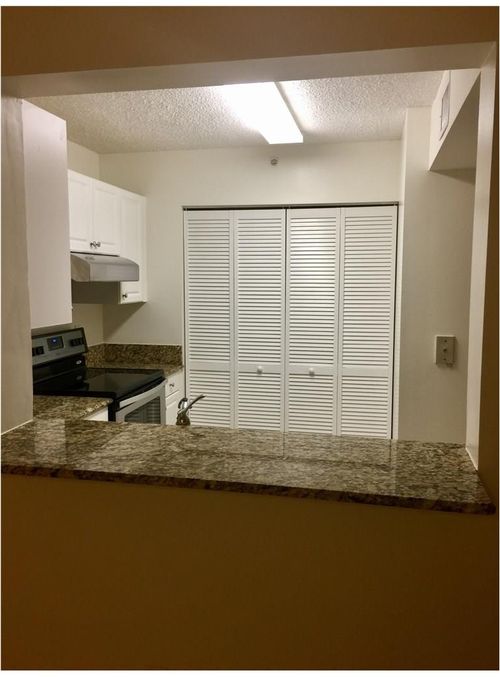 Building Photo - 1450 SE 3rd Ave