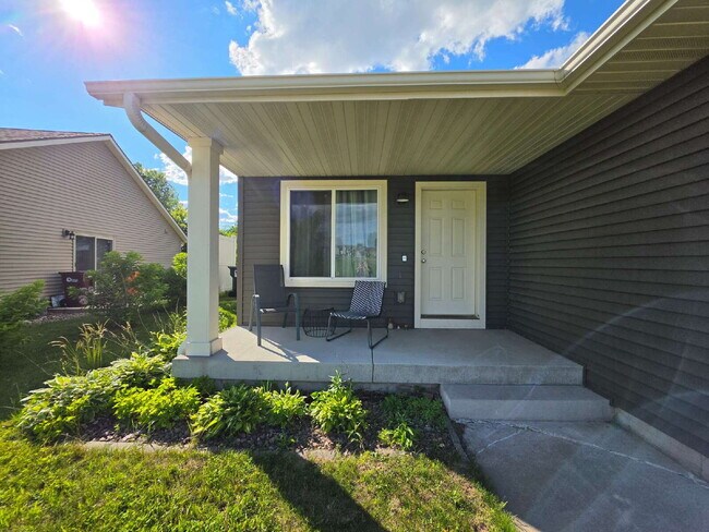 Foto del edificio - Spacious 4-Bedroom Home with Vaulted Ceilings, Finished Lower Level & 2-Car Garage