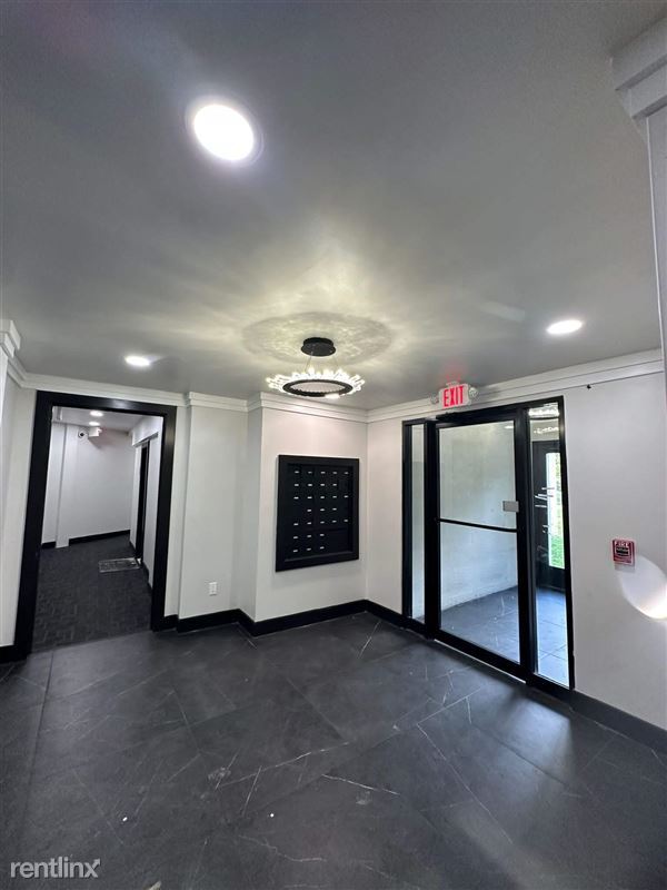Building Photo - Vernon Hall (615 E Vernon Rd)