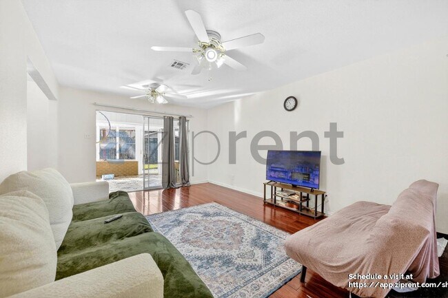 Foto del edificio - 502 Forest Cir