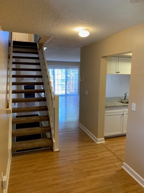 Building Photo - 2066 Tamarin Dr