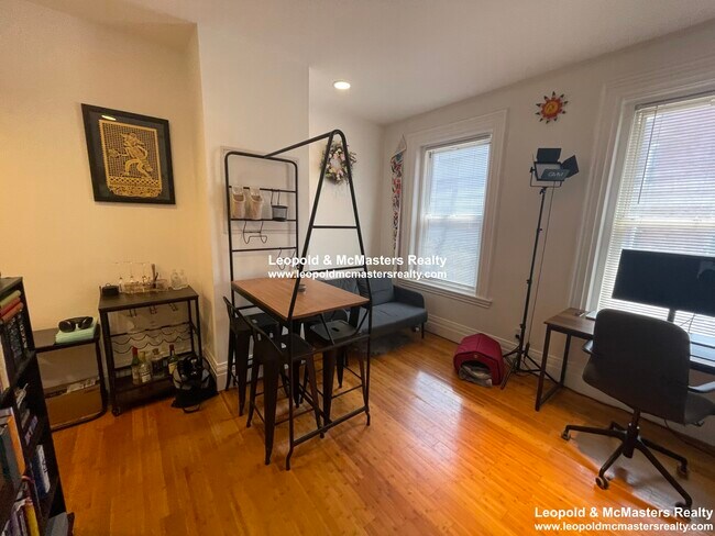 Building Photo - 268 Newbury St