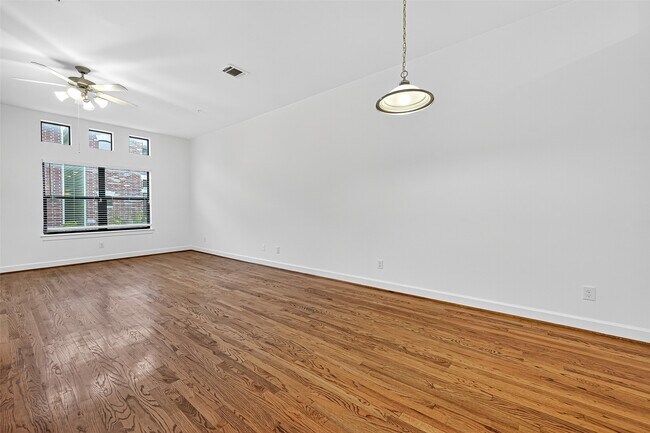 Foto del edificio - 2710 Hullsmith Dr
