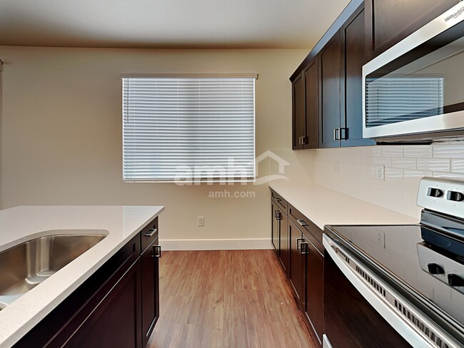 Building Photo - 1037 Woodsome Ave