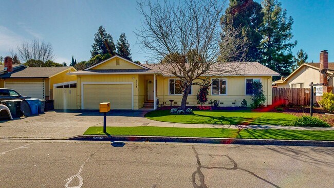 Building Photo - Charming 3 Bedroom 2 Bathroom Home with Pool!